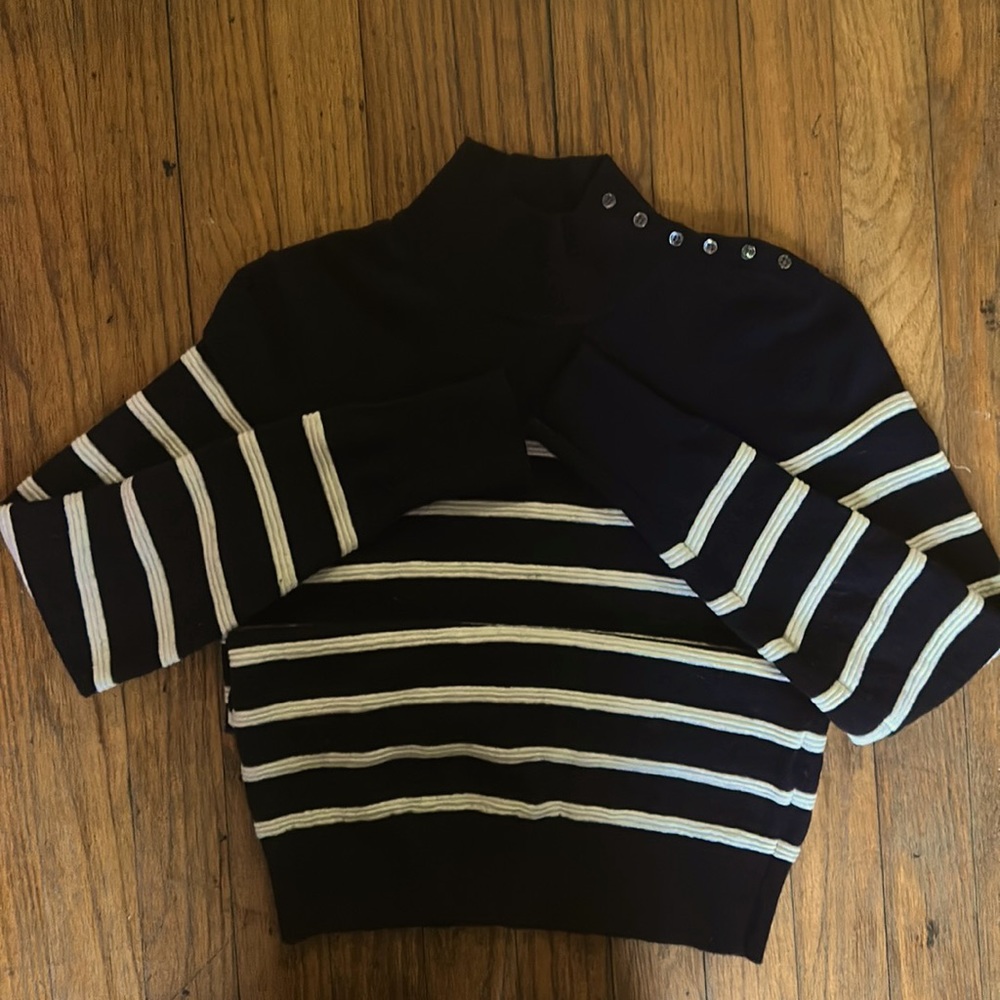 Ladies Banana Republic semi casual sweater, with little buttons.